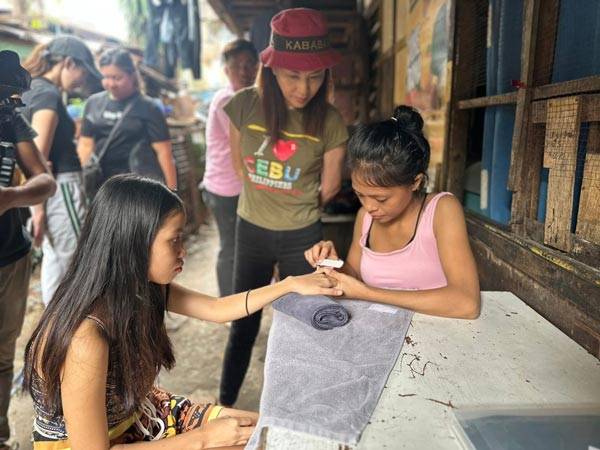 カレッタの近くスラム街でネイルをする様子