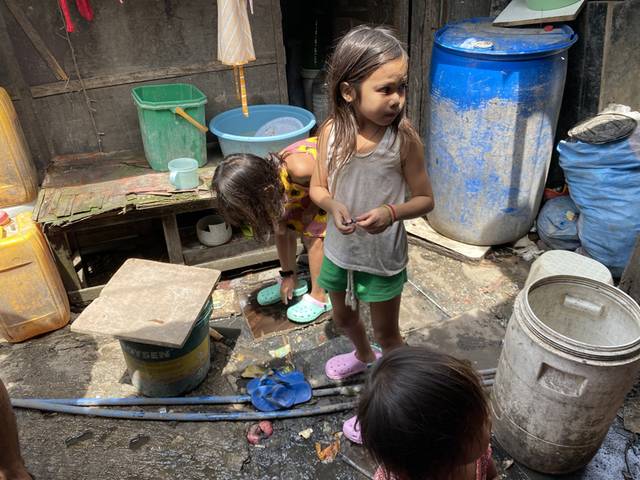 子どもたちへのサンダルを配布