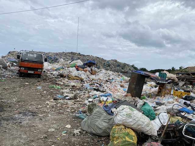 廃品回収業者、ゴミをあさって（有価物回収で）生計を立てている人