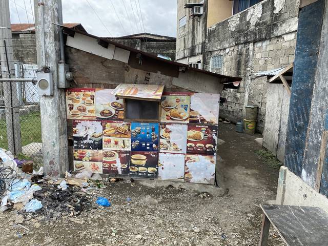 謎の掘っ建て小屋