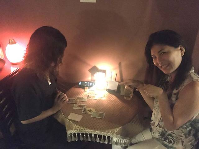 マイアさんバー・リップルにて占い中