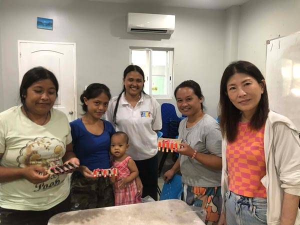  彼女たちは驚くほど明るい。笑いの絶えない教室