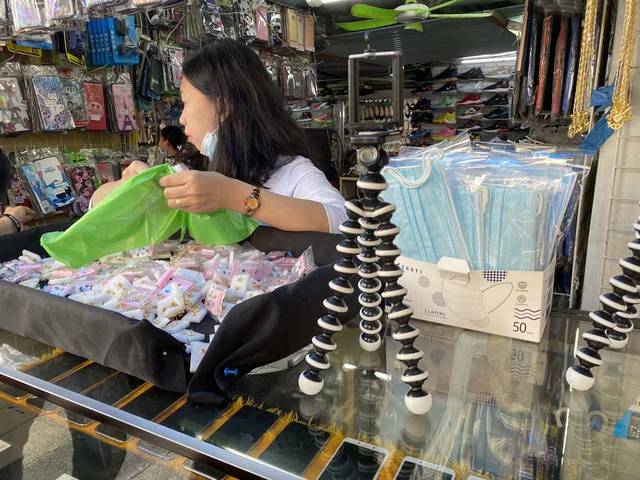 路面店でゴリラポット?的三脚をたった180ペソで入手