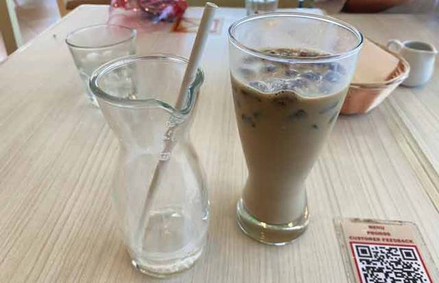 ストリートスケープのカフェで氷コーヒー