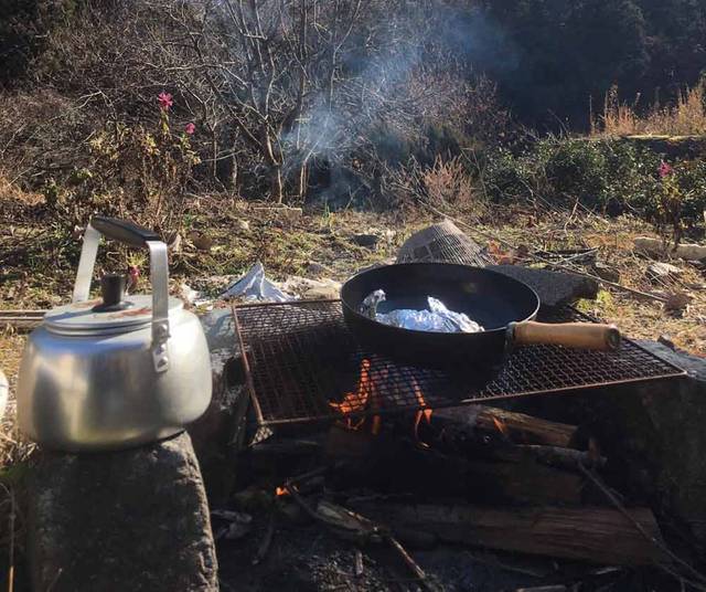 庭で1人BBQしたり、川でウクレレ弾いたり