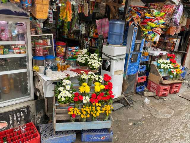 サリサリストアなどがありジャンクフード、参拝者向けの花やロウソクが売られている