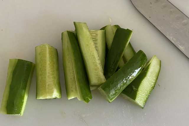野菜の皮を剥き4センチ程度にカットします。さらに縦に4等分に切る