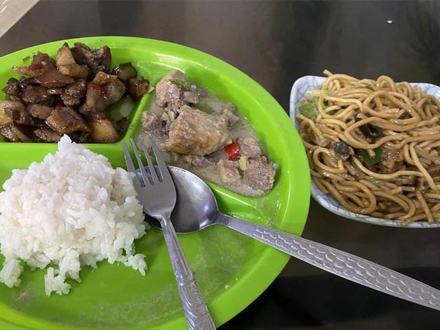 料理に使われるお肉は骨ごとチョップされてる