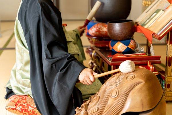 家族でお寺を先祖供養のために訪れるお盆