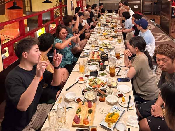 セブ IT 飲み会歓談の様子